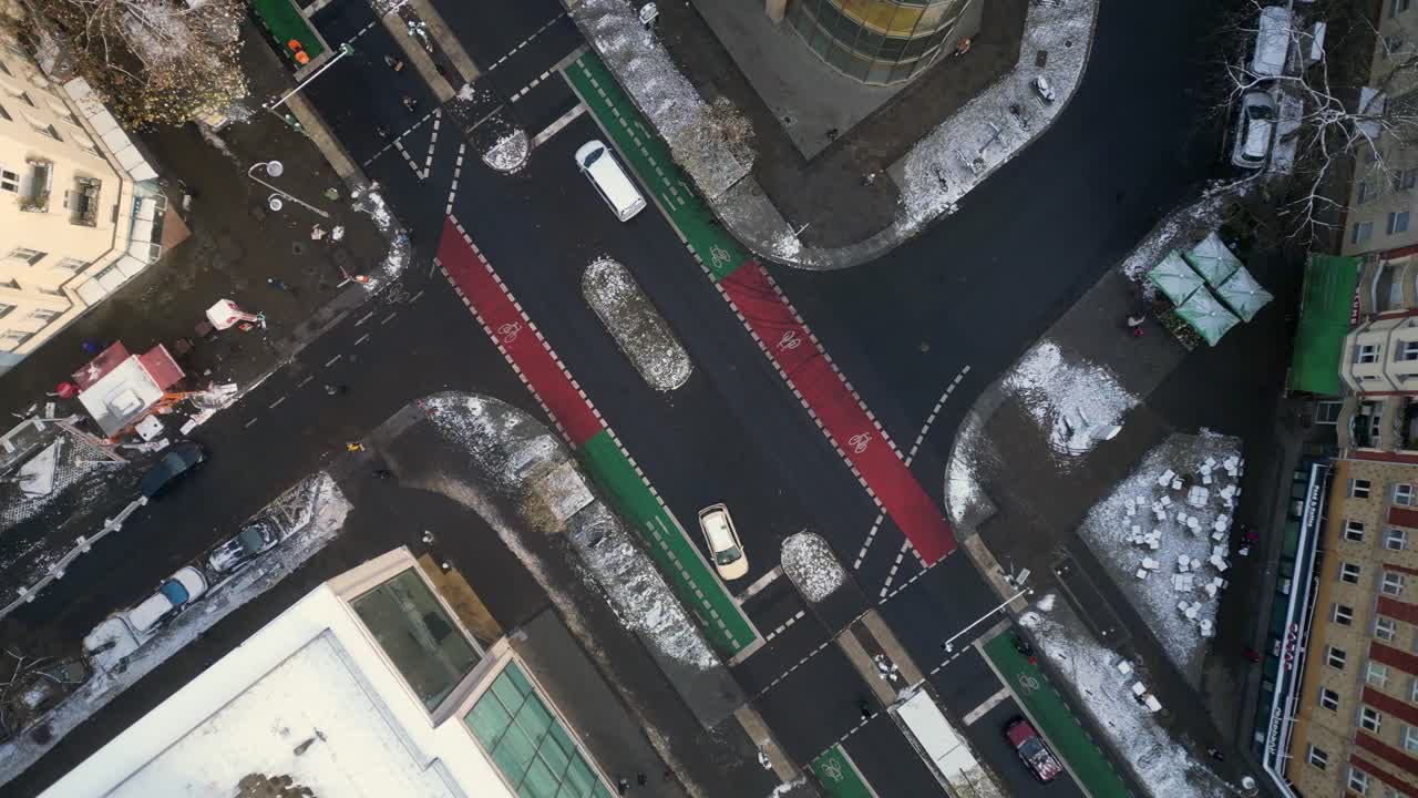 크리스마스 베를린 눈이 많은 구름이 많은 지붕에 겨울 눈