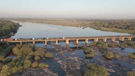 Puente-Que-Cruza-El-Río-Komati-A-Komatipoort-Sudáfrica,-Antena-Estática-Panorámica