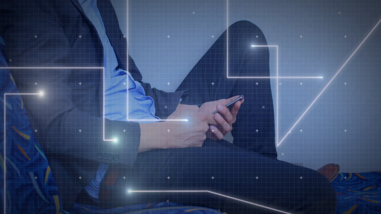 sosteniendo un teléfono inteligente, persona sentada con una animación de procesamiento de datos sobre ellos