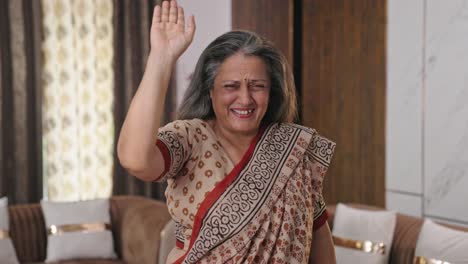 una anciana india riéndose de alguien