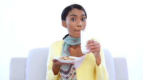 Mujer-Alegre-Oliendo-Galletas-Y-Tomando-Un-Café