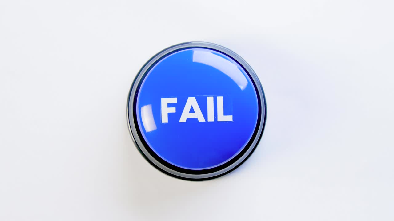 empujando, golpeando un gran botón de fallo azul brillante sobre fondo blanco. mujer presionando el botón de meme de fallo con el dedo, la mano y el puño. concepto de fallo, mala suerte, perder el juego. algo salió mal.