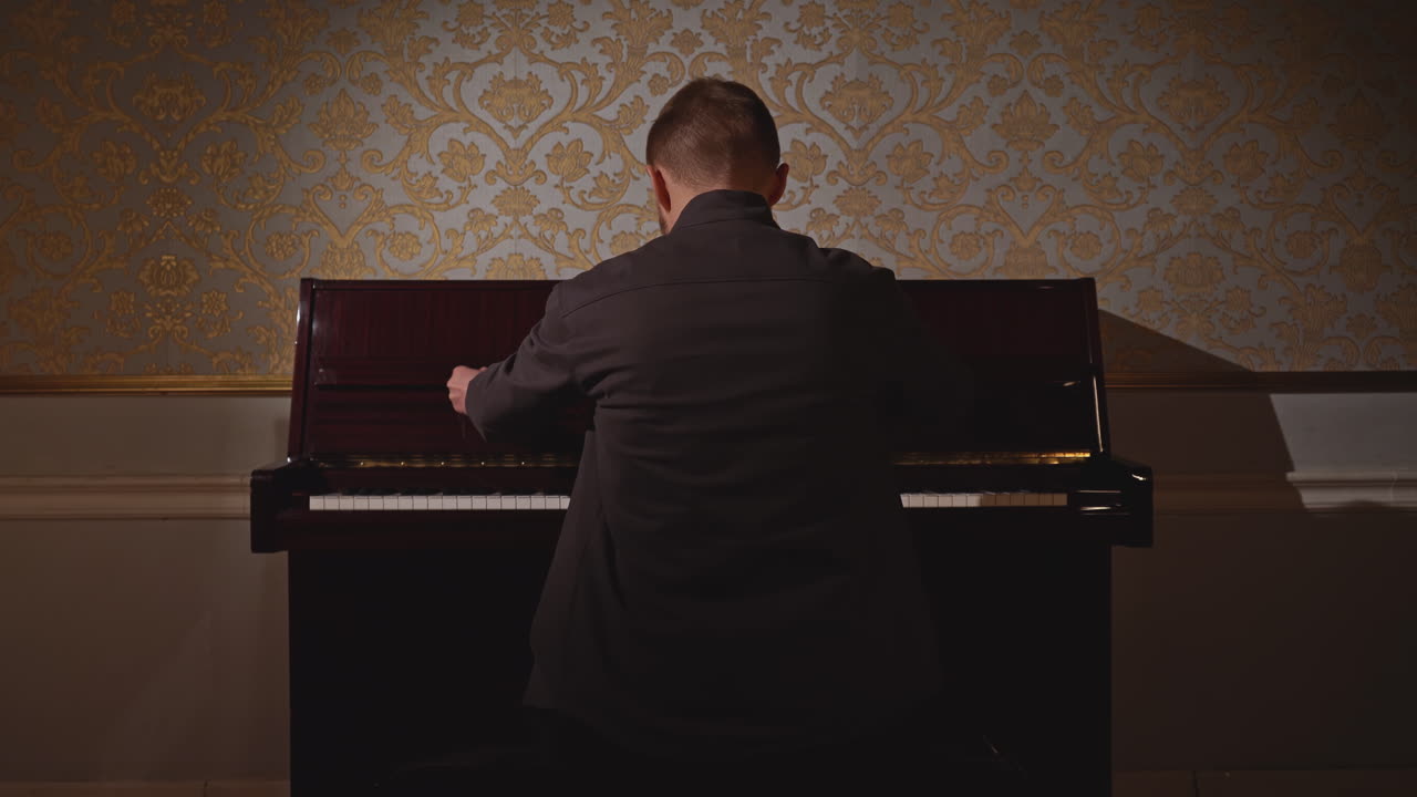 클래식 방에서 피아노를 연주하는 남자