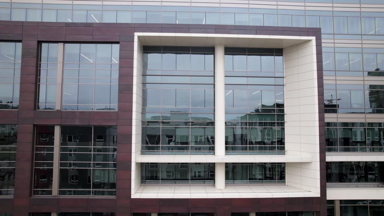 reflejos abstractos en un edificio de la ciudad de la aguja espacial de seattle y el horizonte, pista aérea