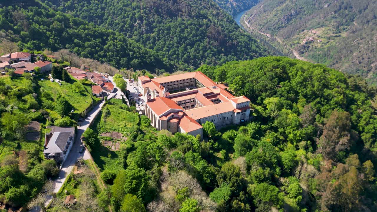monasterio en las montañas de ourense, galicia, españa, órbita aérea día soleado