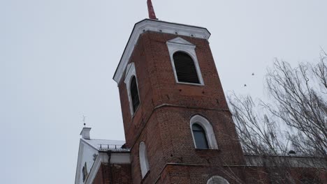 torre de la basílica de la catedral de la ciudad de kaunas en un día de invierno malhumorado