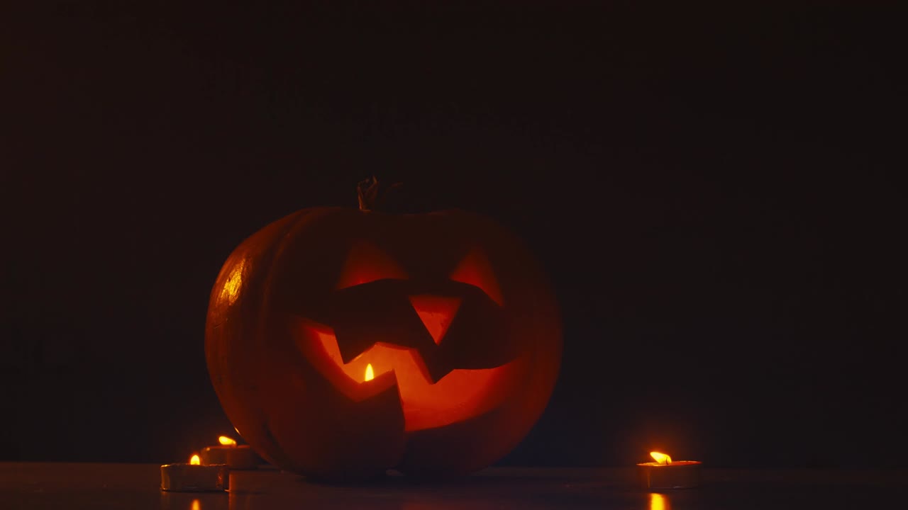 cinemagraph - cu halloween tallado calabaza jack-o-lanterna con velas