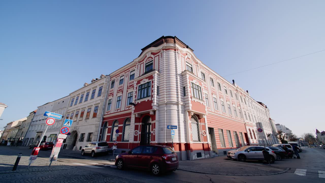 자동차가 오스트리아의 유서 깊은 구시가지인 크렘스 안 데르 도나우를 지나갑니다.