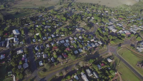 Vista-Aérea-Sobre-La-Localidad-Y-La-Ciudad-Rural-De-Yungaburra-En-La-Región-De-Las-Mesetas,-Queensland,-Australia---Disparo-De-Drones