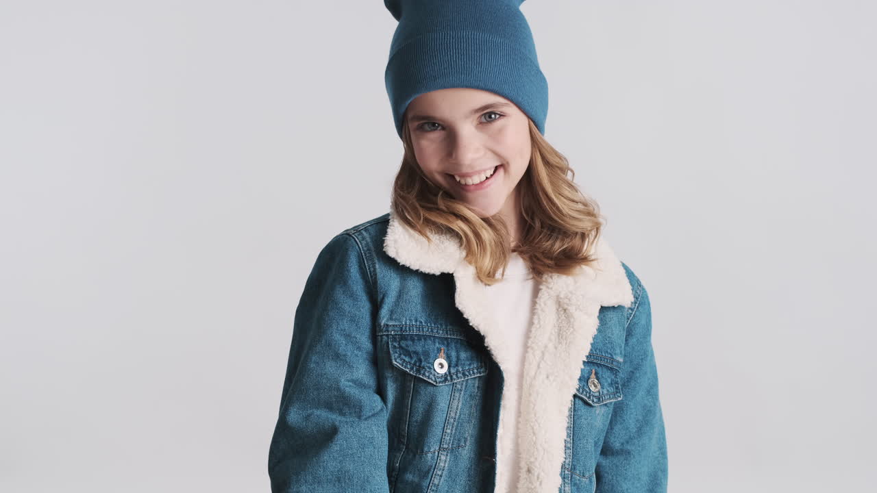 십대 백인 소녀가 키스를 보내고 있어