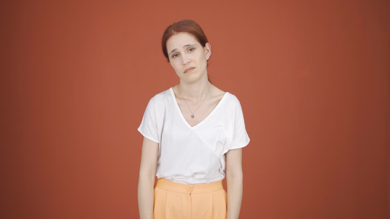 피곤해 보이는 여자.