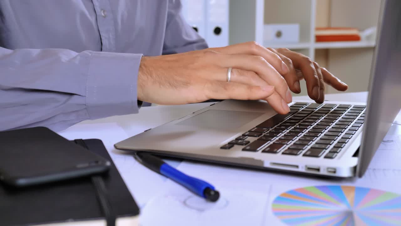 trabajador irreconocible navegando por internet en la computadora