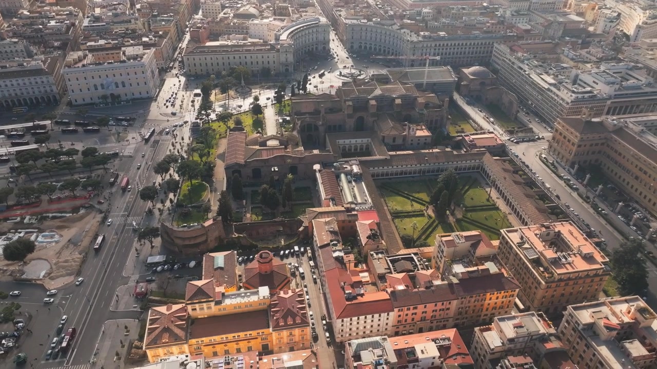 Il Chiostro di Michelangelo con la storica Piazza della Repubblica a Roma, Italia. Ripresa aerea con drone.