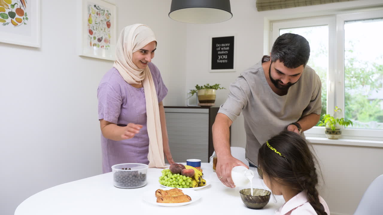 familia islámica tomando el desayuno.