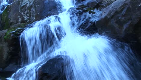 Un-Arroyo-De-Montaña-Cae-Sobre-Rocas