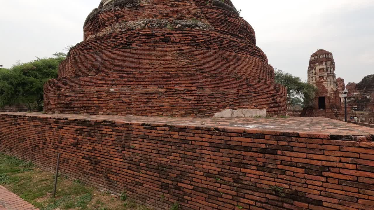 Panoramica della telecamera su rovine storiche di un tempio in mattoni