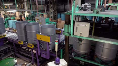 A-conveyor-system-feeds-the-drum-cans-into-the-automatic-line-for-further-processing