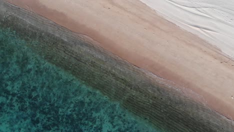 Material-De-Archivo-Videografía-Aérea-De-La-Isla-Tropical-De-Tioman-Playa-De-Arena-Hermoso-Mar-De-Color-Zafiro