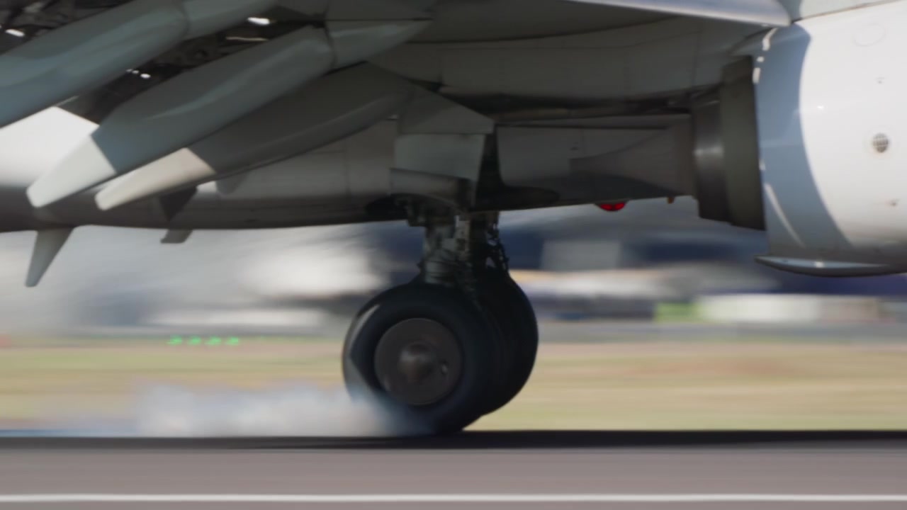 Aereo di linea in atterraggio su pista aeroportuale