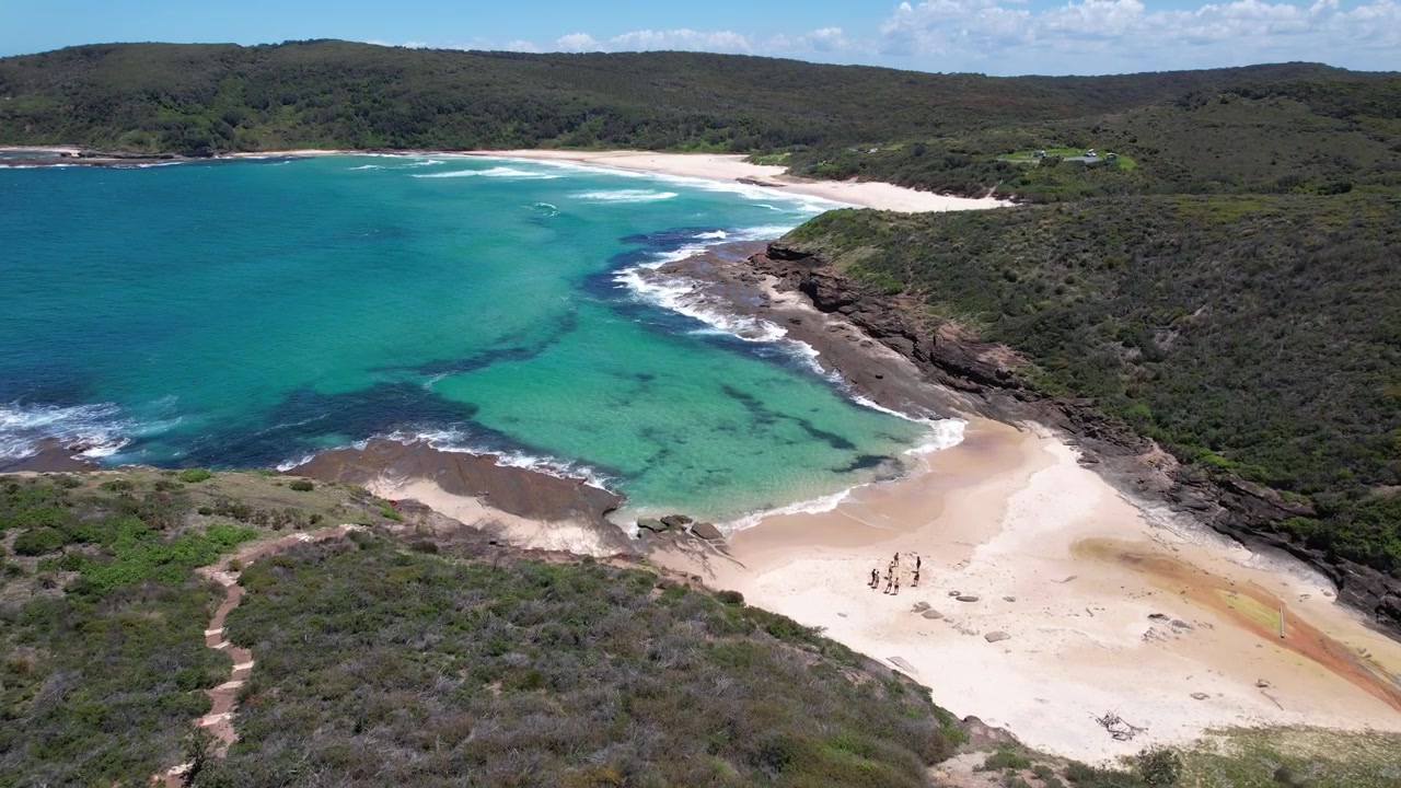 Spiaggia di Bongon con paesaggio marino turchese nel Nuovo Galles del Sud, Australia - Ripresa aerea