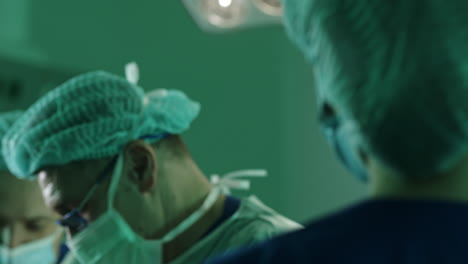 cirujanos en la sala de operaciones