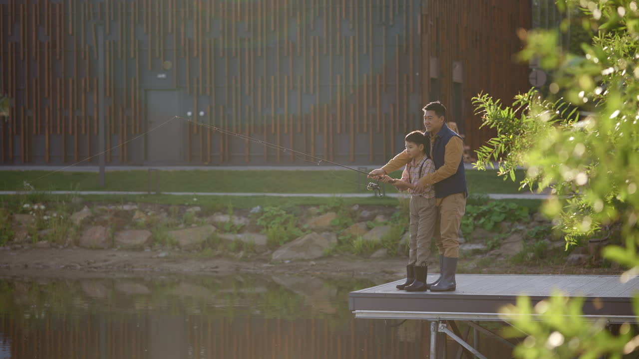 아버지와 아들이  ⁇ 시하고 있습니다.