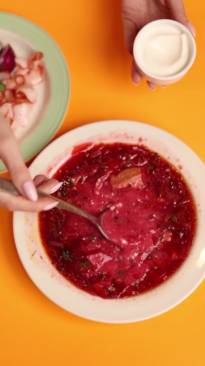 una mujer comiendo sopa de borscht.
