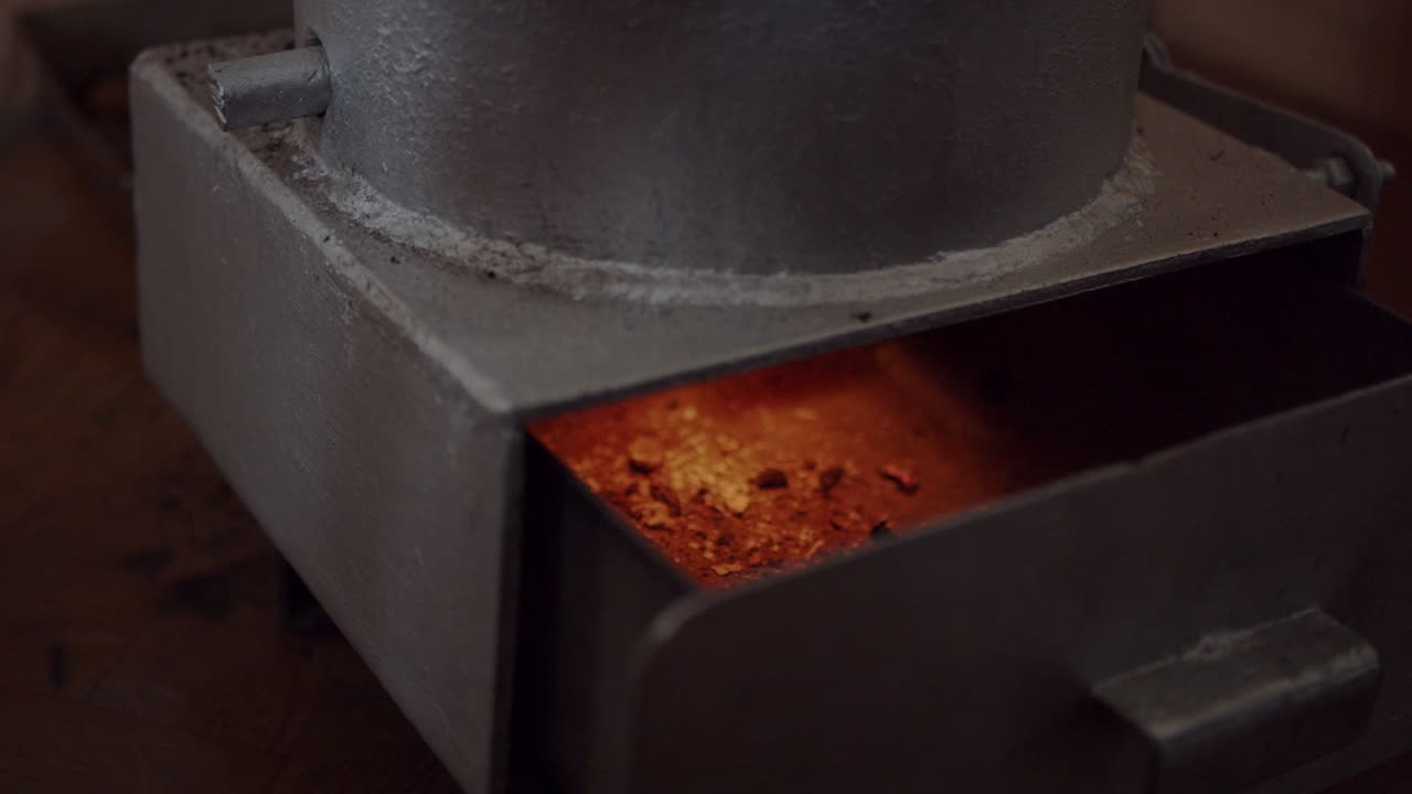 강철 나무 난로 애쉬 서랍을 닫습니다