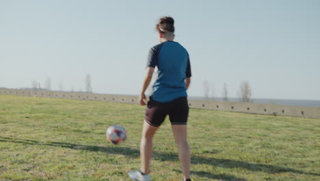 dos chicas de fútbol practicando kick-ups al aire libre