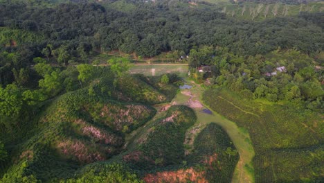 una aldea tribal remota rodeada de jardines de té montañosos en khadimnagar