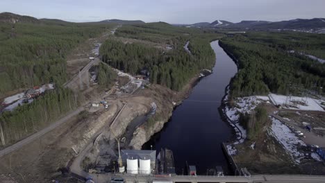 Bau-Eines-Fischpasses-Zur-Förderung-Und-Regulierung-Einer-Sicheren-Fischwanderung-Durch-Wasserkraftwerke