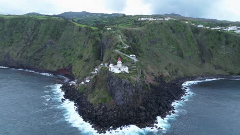 Paisaje,-Estableciendo-Drone-Fly-Faro-Del-Acantilado-Portugués-Vista-Del-Horizonte-Del-Océano