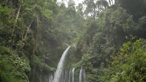 Nach-Unten-Schwenken,-Um-Einen-Wasserfall-Zu-Enthüllen