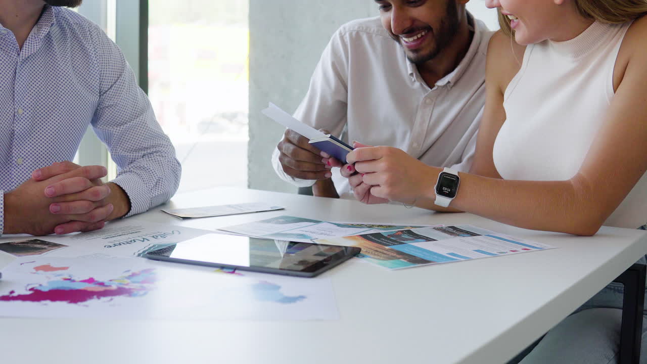 hombre que trabaja en una agencia de viajes