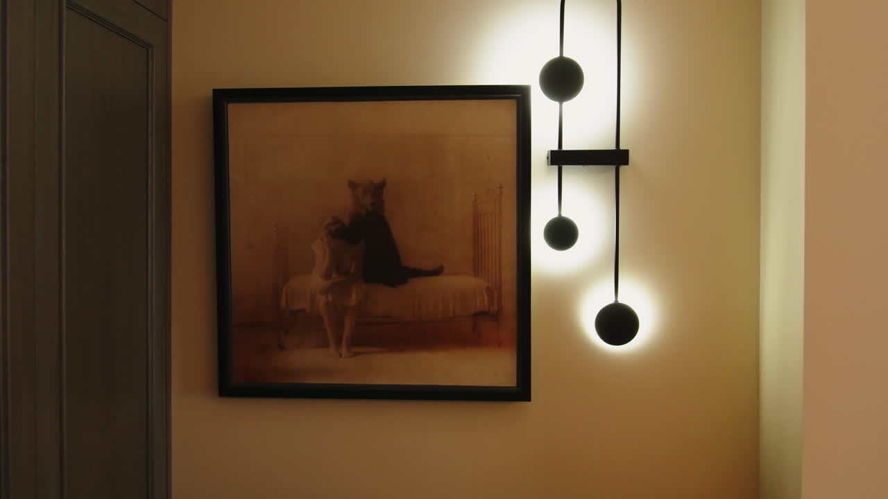 dormitorio elegante con pintura y iluminación moderna