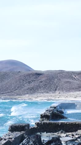 playa tormentosa con rocas volcánicas