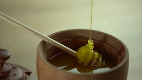 miel espesa goteando de la cuchara, de cerca. miel que fluye miel de una cuchara