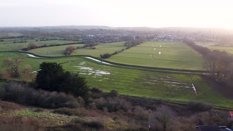 Glastonbury-levels-and-rural-farmland-with-fields,-river-and-houses-in-the-county-of-Somerset,-England