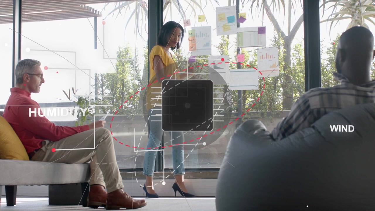 Apresentador começando a colocar nota no vidro, planejando tecnologia, sobreposição de chip movendo gestos UMIDADE ou WI