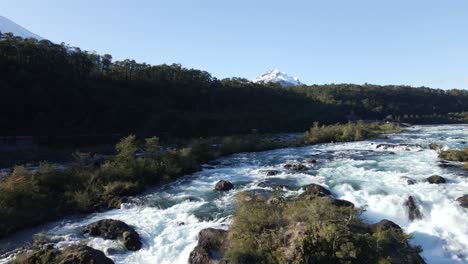 acqua che scorre lungo il fiume roccioso fino alla cascata di petrohue in cile