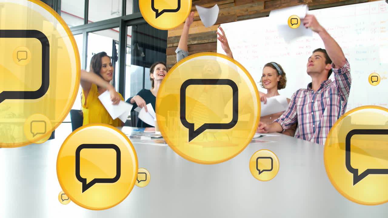 animación del procesamiento de datos de las redes sociales sobre diversas personas de negocios en la oficina