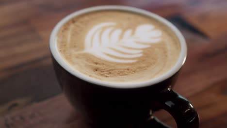 Se-Ve-Un-Diseño-De-Hoja-En-La-Espuma-De-Una-Taza-De-Café