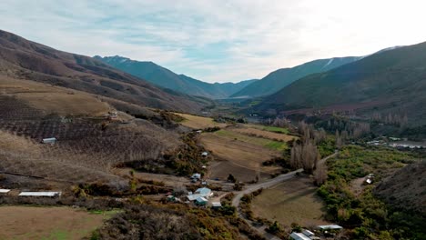vista aérea de las montañas andinas y campos agrícolas en el paisaje rural del norte de chile
