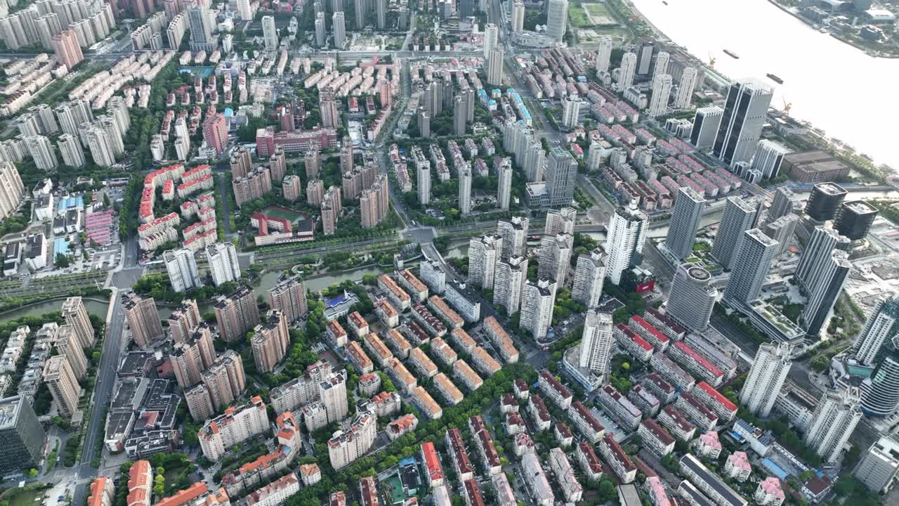 도심의 건물, 도시 풍경 및 강의 드론 항공 사진