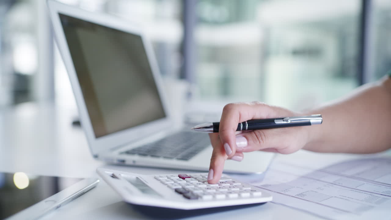 그녀의 사업 수익을 계산하는 것