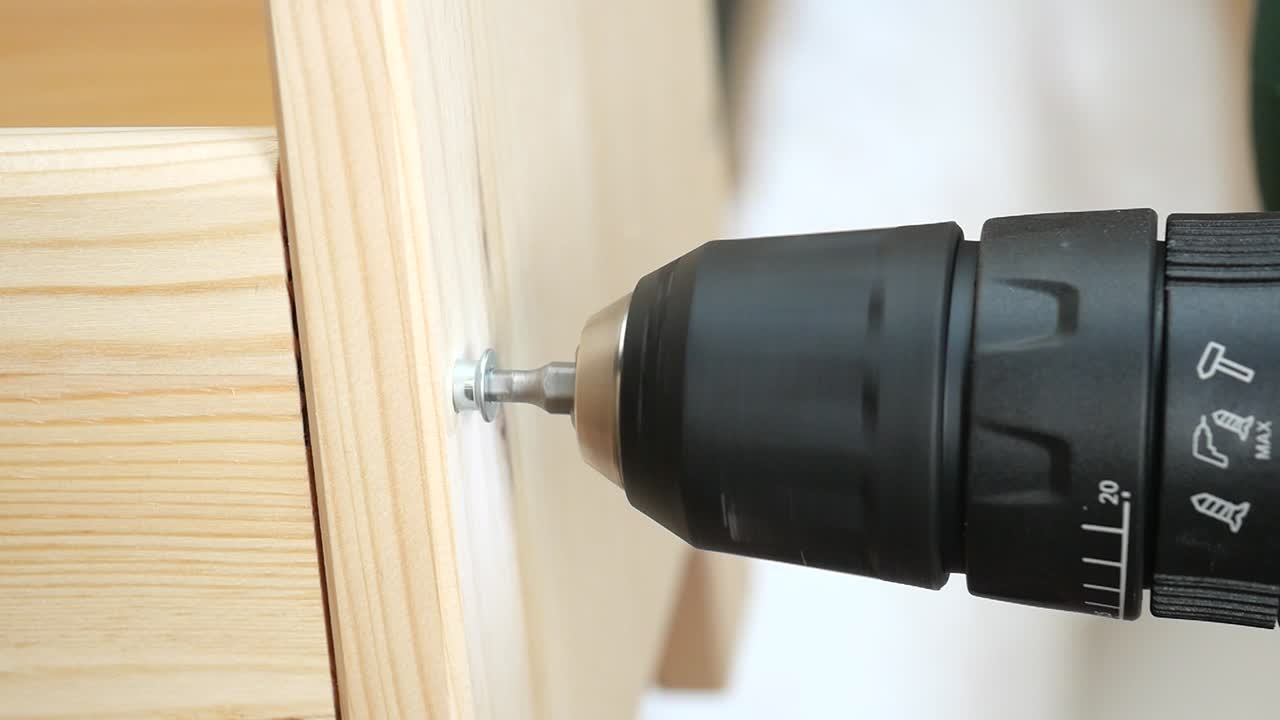 ensamblaje de muebles con un taladro
