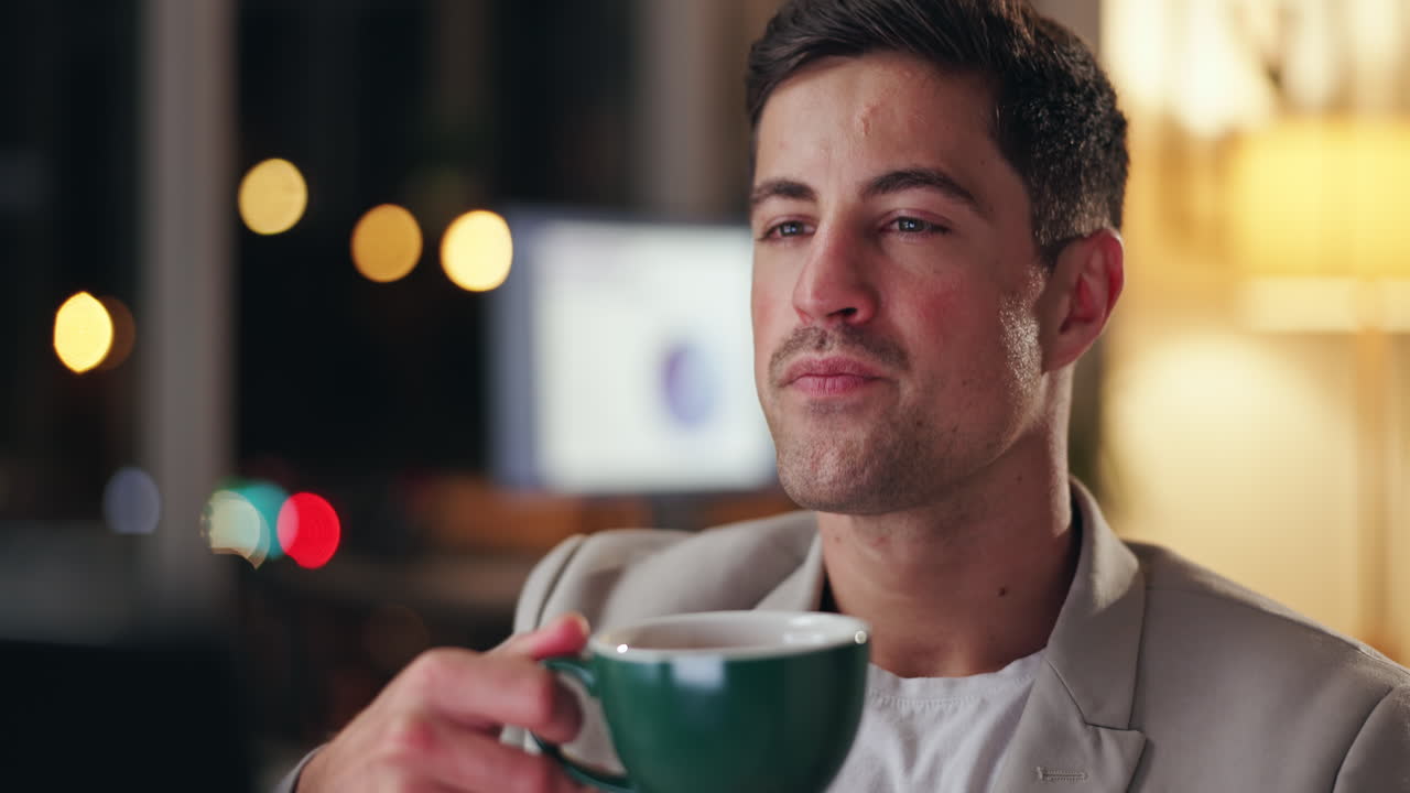 hombre sosteniendo una taza de cafe