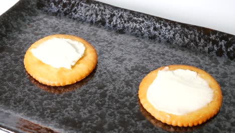 round crackers with cream cheese