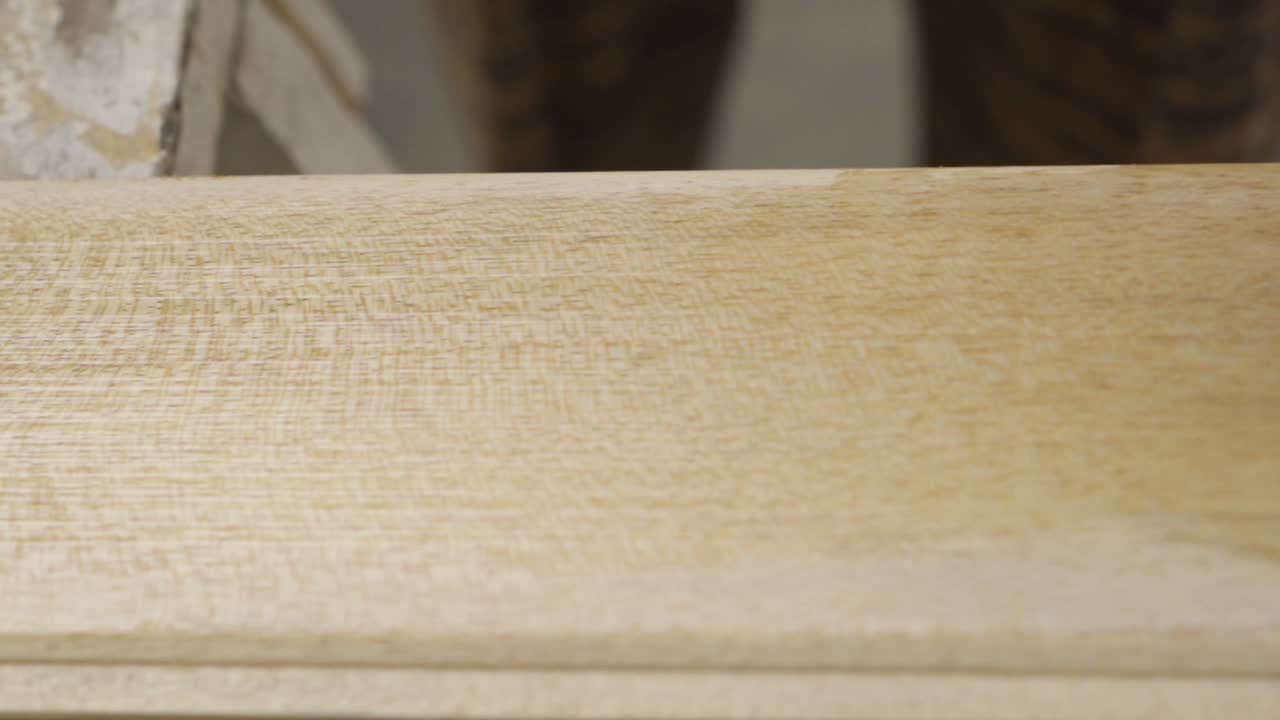 barnizar tablón de madera con pincel