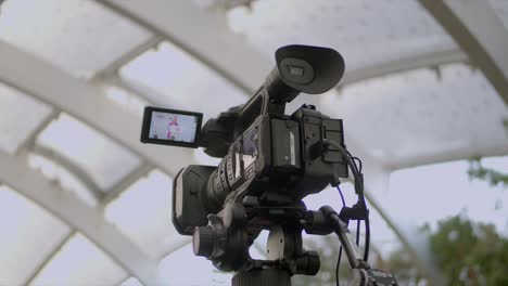 Low-Angle-Aufnahme-Eines-Broadcast-TV-Camcorders